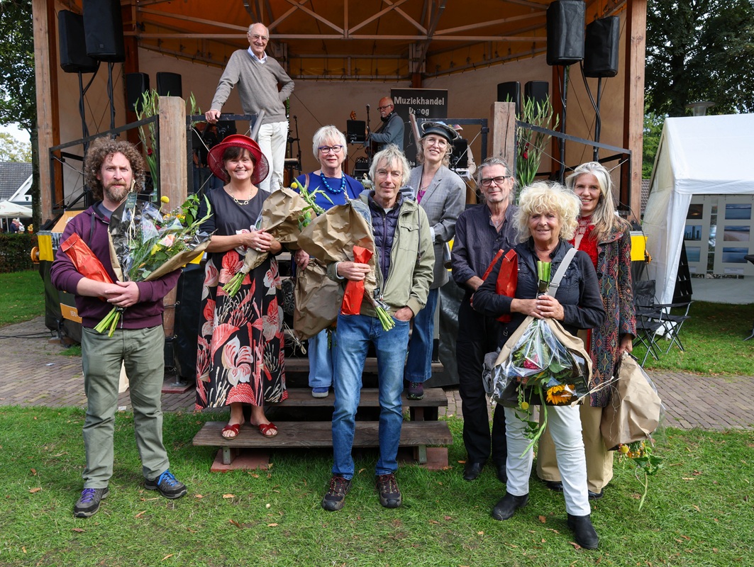 Winnaars en juryleden met op de achtergrond Joop Blaauw (voorzitter BBKK).